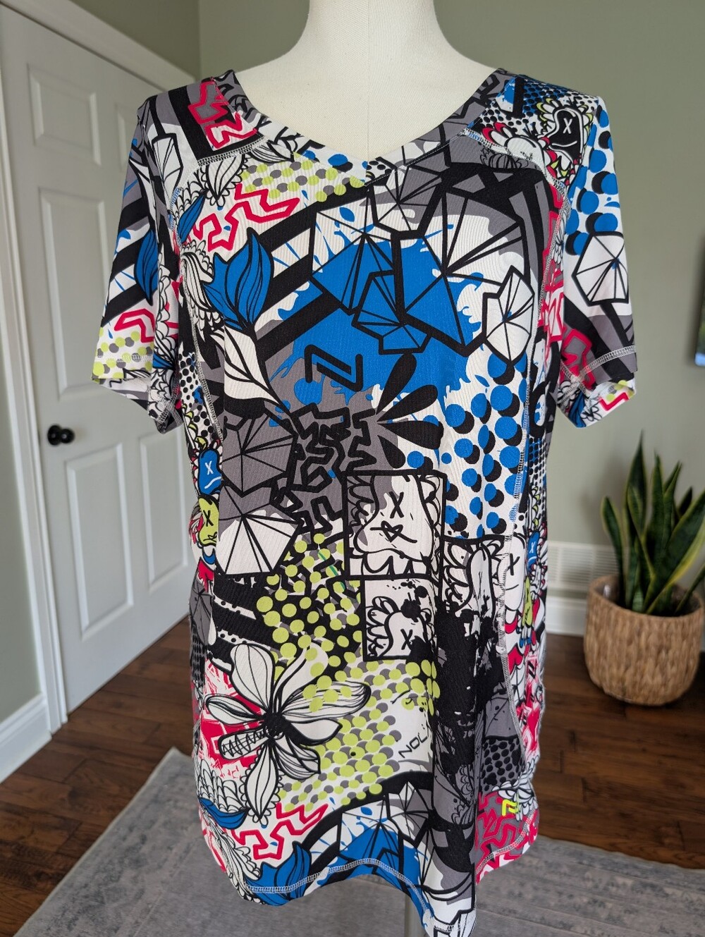 Nola Women’s Colorful Athletic Top Graffiti Print Activewear Tee Size XL